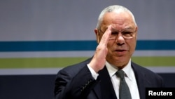 El exsecretario de Estado de Estados Unidos, Colin Powell, saluda a la audiencia mientras sube al escenario del Foro de Ideas de Washington en Washington, el 30 de septiembre de 2015.
