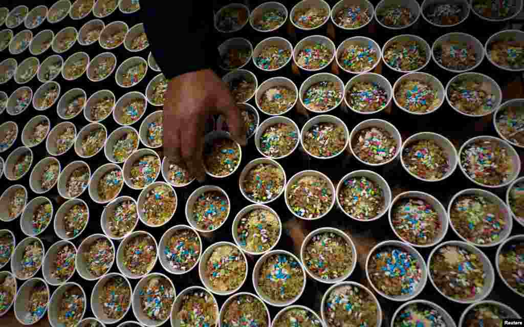 Un hombre prepara platos de Burbara, una comida tradicional que se sirve durante el D&#237;a de Santa B&#225;rbara, en la aldea de Aboud, en Cisjordania ocupada por Israel. Foto archivo [Reuters].