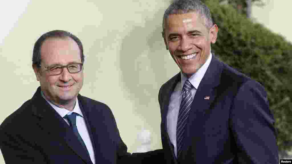 Shugaban Faransa Francois Hollande Daga Hagu, Na Marabtar Shugaban Amurka Barack Obama A Wurin Taron Majalisar Dinkin Duniya Kan Dumamar Yanayi Na Duniya A Bourget Kusa Da Birnin Paris. Nuwamba 30, 2015. 