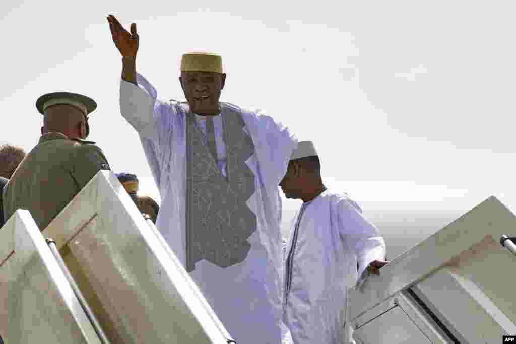 Tsohon shugaban kasar Mali Amadou Toumani Toure na Garda jama'a a lokacinda yake fitowa daga jirgin sama a Bamako, Disemba 24, 2017 