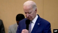 El presidente Biden en un momento de silencio por los tres soldados estadounidenses que murieron el domingo en un ataque con dron en Jordania, mientras habla en el Brookland Baptist Banquet Center, en West Columbia, Carolina del Sur, el domingo 28 de enero de 2024. 