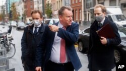 Kepala negosiator Inggris, David Frost (tengah) melepas maskernya saat berbicara dengan media setibanya di Brussels, Belgia, untuk pembicaraan Brexit dengan kepala negosiator Uni Eropa, Michel Barnier, 16 November 2020. (Foto: dok).