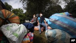 Sin trabajo y a causa del cierre económico relacionado con COVID-19, cientos de migrantes venezolanos han decidido regresar a su país.