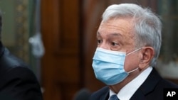 El presidente de México, Andrés Manuel López Obrador, habla durante una reunión con la vicepresidenta Kamala Harris en su oficina en el edificio de la Oficina Ejecutiva Eisenhower en el complejo de la Casa Blanca, el jueves 18 de noviembre de 2021, en Washington. 