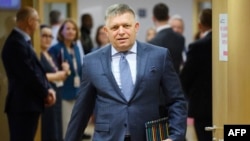 ARCHIVO - El primer ministro eslovaco, Robert Fico, llega a la cumbre de líderes de la UE en el edificio del Consejo Europeo en Bruselas el 26 de octubre de 2023. Fico recibió un disparo el 15 de mayo de 2024 y fue hospitalizado después en la ciudad central de Handlova.