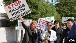미국 워싱턴 주재 중국대사관 앞에서 중국 정부의 탈북자 강제북송 중단을 촉구하는 시위가 열렸다. (자료사진)