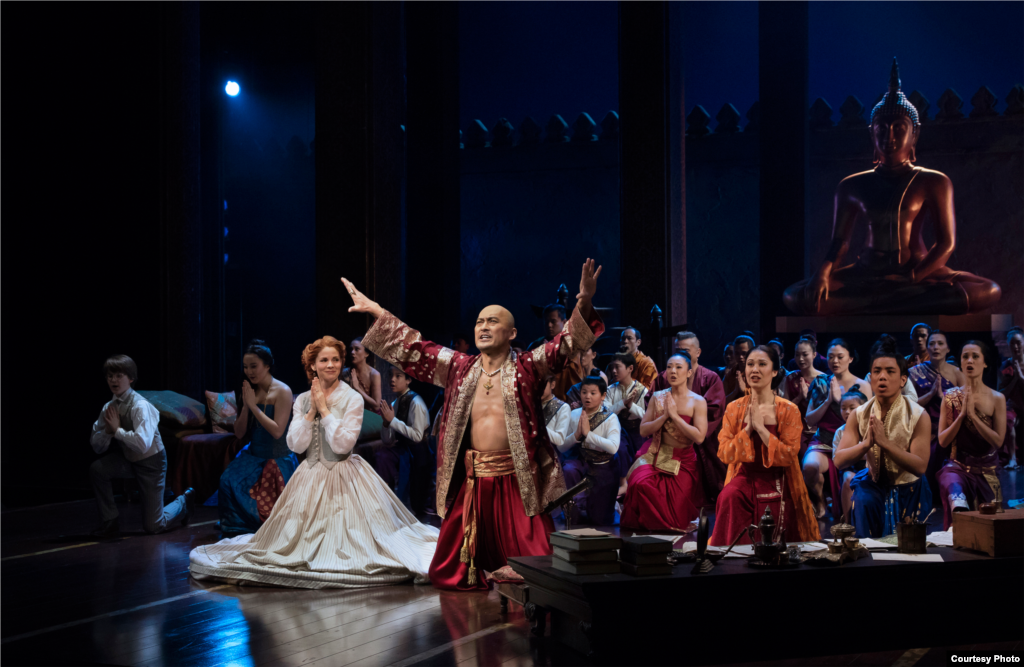 Para istri dan anak-anak raja dalam adegan "The King and I." (Paul Kolnik)