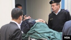 Mantan Presiden Hosni Mubarak yang sakit, diangkut menuju ke pengadilan di ibukota Kairo, Mesir (2/1).