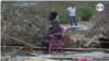 Una mujer observa los escombros de su vivienda bajo el sol en el Caribe Norte de Nicaragua. Foto Houston Castillo, VOA.