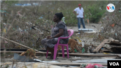 Una mujer observa los escombros de su vivienda bajo el sol en el Caribe Norte de Nicaragua. Foto Houston Castillo, VOA.