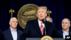Le président Donald Trump, accompagné du vice-président Mike Pence, et le député de la majorité républicaine Steve Scalise, R-La., à droite, s'adresse aux médias lors d'une retraite du leadership du parti républicain à Camp David, Maryland, 6 janvier 2018.