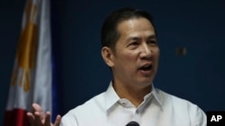Juru bicara Kementerian Luar Negeri Filipina, Raul Hernandez dalam konferensi pers di Kantor Pusat Kemenlu Filipina di Pasay, selatan Manila (25/2).