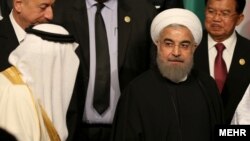 برخورد حسن روحانی رئیس جمهوری ایران و ملک سلمان پادشاه عربستان در نشست سران سازمان همکاری اسلامی در ترکیه - ۲۶ فروردین ۱۳۹۵