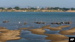 រូបឯកសារ៖ ទូកនេសាទចតនៅក្បែរច្រាំងទន្លេមេគង្គដែលរីងស្ងួត នៅខេត្ត Nakon Phanom ប្រទេសថៃ កាលពីថ្ងៃទី ៤ ខែធ្នូ ឆ្នាំ២០១៩។