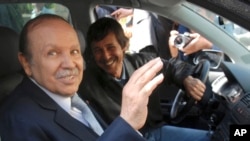 Le président Abdelaziz Bouteflika, à gauche, et son frère Said à Alger, le 10 avril 2009.