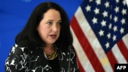La encargada de Negocios de la embajada de Estados Unidos en El Salvador, Jean Elizabeth Manes, habla a su llegada al Aeropuerto Internacional San Oscar Romero en San Luis Talpa, El Salvador, el 1 de junio de 2021.