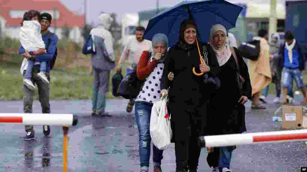 Les migrants arrivent à la frontière austro-hongroise dans Nickelsdorf, l'Autriche, 5 septembre 2015.