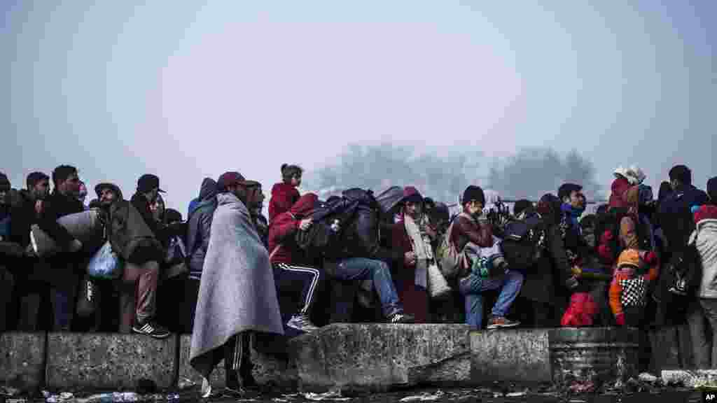Des migrants tentent d’entrer en Autriche par la frontière slovano-autrichienne, dans Sentilj, Slovénie, 3 novembre 2015. 