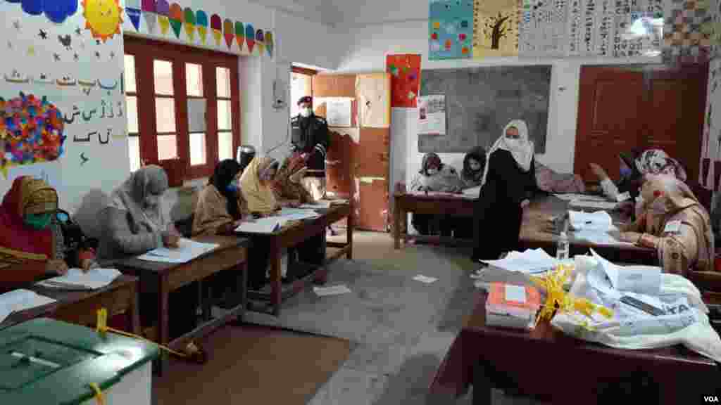 انتخابات میں چار خواتین سمیت 330 اُمیدواروں کے مابین مقابلہ تھا۔