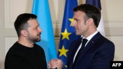 ვოლოდიმირ ზელენსკი და ემანუელ მაკრონი ელისეს სასახლეში. პარიზი, 2024 წლის 16 თებერვალი. 