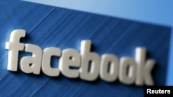 Une représentation 3D du logo de Facebook présentée en Bosnie le 13 mai 2015.