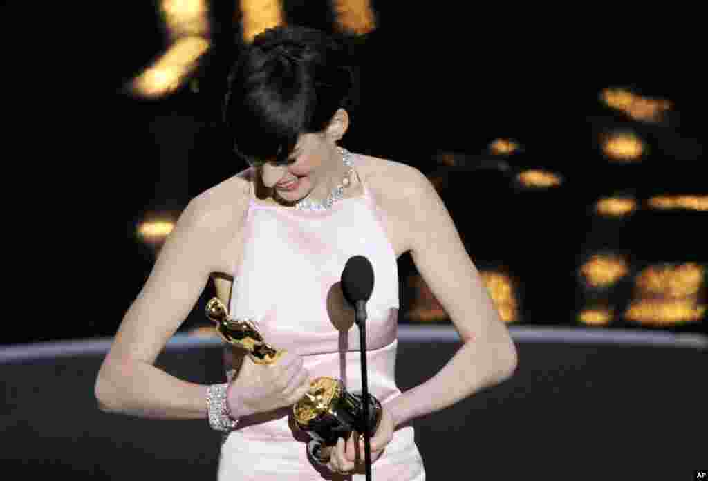 Anne Hathaway saat menerima penghargaan sebagai aktris pendukung terbaik dalam film "Les Miserables" pada Academy Awards ke-85 di Dolby Theatre, Los Angeles (24/2). (AP/Chris Pizzello/Invision)