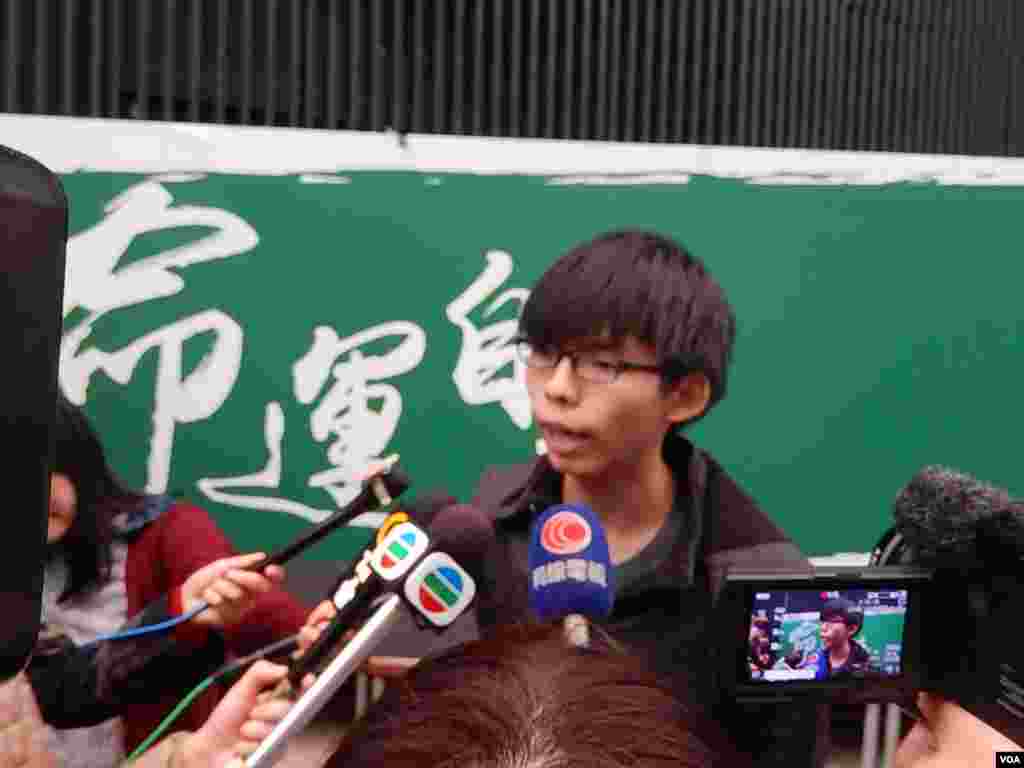 學民思潮召集人黃之鋒表示,不贊成有學生團體用「以武制暴」的方式對抗警方武力清場