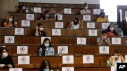 Para siswa duduk dengan menjaga jarak yang telah ditentukan untuk pencegahan terhadap penyebaran Covid-19, saat menjalani tes ujian masuk fakultas Kedokteran di Roma, 3 September 2020. (Foto: dok).