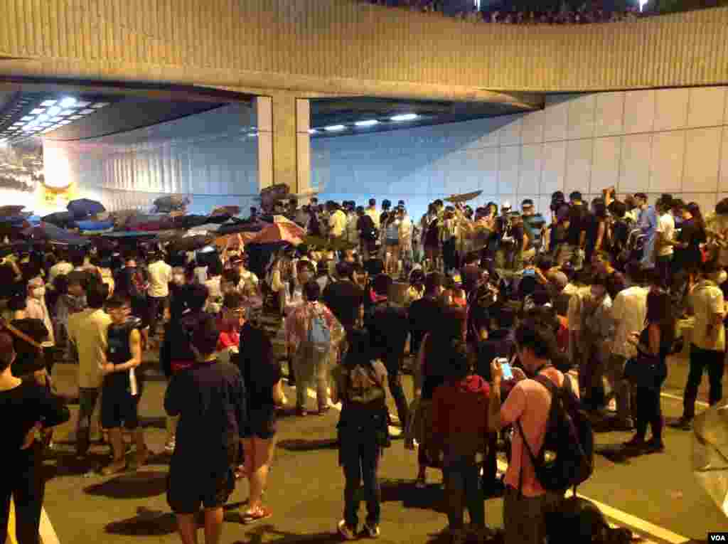 10月14日晚數以百計的香港示威群眾和警察對峙,警方驅之不散(美國之音海彥拍攝)