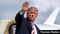 U.S. President Donald Trump waves as he boards Air Force One at Morristown municipal airport en route to Washington after a weekend in Bedminster, New Jersey, Aug. 4, 2019.