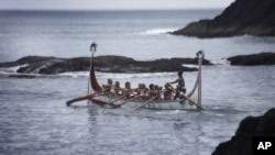 Para pria suku Tao dalam upacara peluncuran perahu ikan baru di Pulau Orchid, Taiwan. (Foto: AP)