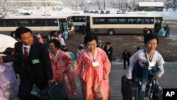 북측 이산가족 상봉 대상자들이 21일 남한에서 온 가족들을 만나기 위해 상봉 장소인 금강산 리조트에 도착하고 있다. 