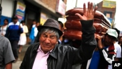 ARCHIVO - Asistentes al cortejo fúnebre de John Mendoza, quien fue asesinado durante las protestas contra la presidenta Boluarte, en Ayacucho, Perú, el sábado 17 de diciembre de 2022.