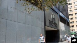 ARCHIVO - Personas pasan frente a la Arquidiócesis de Nueva York, en Nueva York, en septiembre de 2018