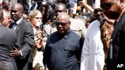 Le président malien Ibrahim Boubacar Keita, au centre, entouré des journalistes devant l'hôtel Radisson Blue à Bamako, au Mali, 21 novembre 2015. (AP Photo / Jerome Delay)