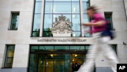 Un passant devant le tribunal de première instance de Westminster à Londres, le mercredi 17 août 2022.