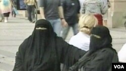 Amnesty International menilai pilihan mengenakan burqa adalah hak asasi perempuan.