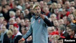 L'entraineur de Liverpool Juergen Klopp parlant à ses joueurs lors d'un match de Premier League à Anfield, Liverpool le 13 septembre 2017