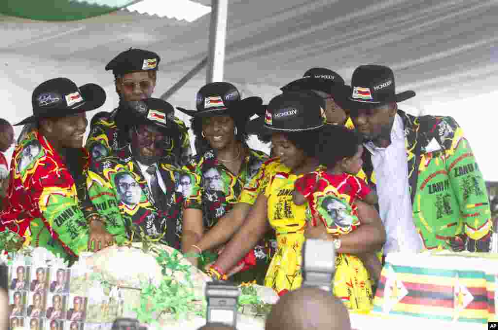 Le président zimbabwéen Robert Mugabe, centre gauche, son épouse Grace, au centre, et des membres de leur famille coupent le gâteau d&#39;anniversaire à Matopos, dans la banlieue de Bulawayo, 25 février 2017.
