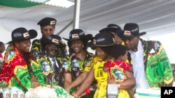 Anniversaire familial pour le président zimbabwéen Robert Mugabe et son épouse Grace à Matopos, dans la banlieue de Bulawayo, 25 février 2017. 