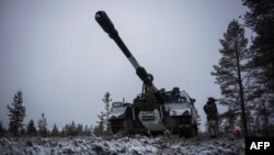 Finski vojnik Karelijske brigade, jedne od tri brigade finske vojske, upravlja K9, samohodnom haubicom kalibra 155 mm tokom NATO vežbe "Dinamični front" u blizini Rovaniemija u Finskoj. 17. novembar, 2024.(Foto: AFP/ Jonathan Nackstrand)