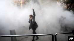 En esta foto de archvio del 30 de diciembre de 2017, tomada por una persona no empleada por The Associated Press y obtenida por AP fuera de Irán, se ve a un estudiante universitario en una protesta frente a la Universidad en Teherán.