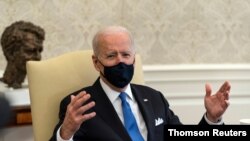 El presidente Biden conversa con los periodistas antes del comienzo de una reunión para abordar la lucha contra el cáncer, en la Casa Blanca, el 3 de marzo de 2021.