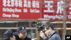 中共强调放弃执政没理由。图为中国警察2月27日要求美联社记者离开北京王府井大街