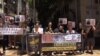 几十名香港市民要求释放被控“煽动国家颠覆政权罪”的维权律师唐荆陵和学者等人。（VOA视频截图）