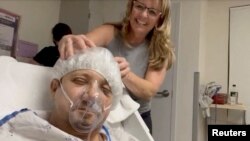 El actor Jeremy Renner recibe un masaje en la cabeza durante su estadía en el hospital en un lugar desconocido luego de un accidente en esta captura de pantalla obtenida de un video de las redes sociales el 5 de enero de 2023.