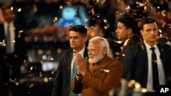 Perdana Menteri India Narendra Modi (tengah) menyapa para pendukung dan pekerja saat ia tiba di markas besar Partai Bharatiya Janata untuk merayakan kemenangan partainya pilkada negara bagian Delhi di New Delhi, India, Minggu, 8 Februari 2025. (Foto: Manish Swarup/AP Photo)
