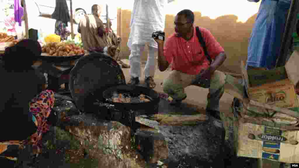 Wata ‘yar kasuwa Esther, a cikin rumfanta da aka sake gina mata a kasuwa. ’Yan Boko Haram sun kona kasuwar a watan Fabareru da Afrilu na 2013. Esther ta tsalake rijiya da baya amma tace rayuwarta ya samu canji har abada, 26 ga Mayu.