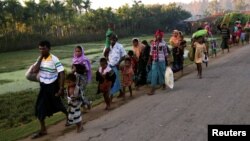 Réfugiés rohingyas se dirigeant à Cox's Bazar au Bangladesh, après avoir fui la Birmanie, le 9 novembre 2017.
