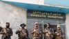 Fuerzas del Talibán de guardia frente al aeropuerto de Kabul, Afganistán, el 31 de agosto de 2021.